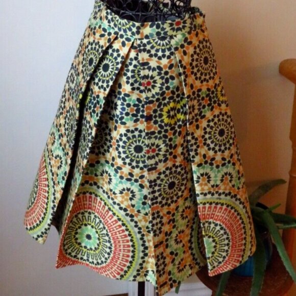 Lucian Matis runway skirt, stiffed material in perfect condition, rigid fabric. - Picture 1 of 7